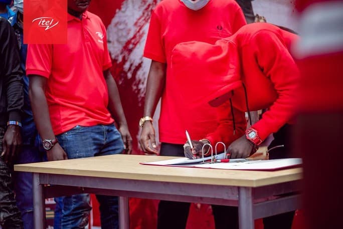 Kuami Eugene Signs As Brand Ambassador For Itel Ghana, Togo, Burkina Faso & Ivory Coast: PHOTOS