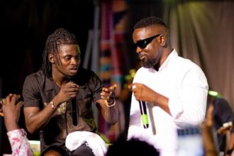 Watch Video: Sarkodie and Kuami Eugene performs their controversial NPP song “Happy Day” together for the first time.