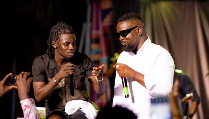 Watch Video: Sarkodie and Kuami Eugene performs their controversial NPP song “Happy Day” together for the first time.