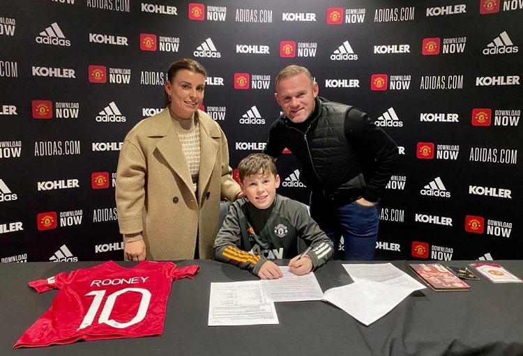 Wayne Rooney's son Kai signs for Manchester United
