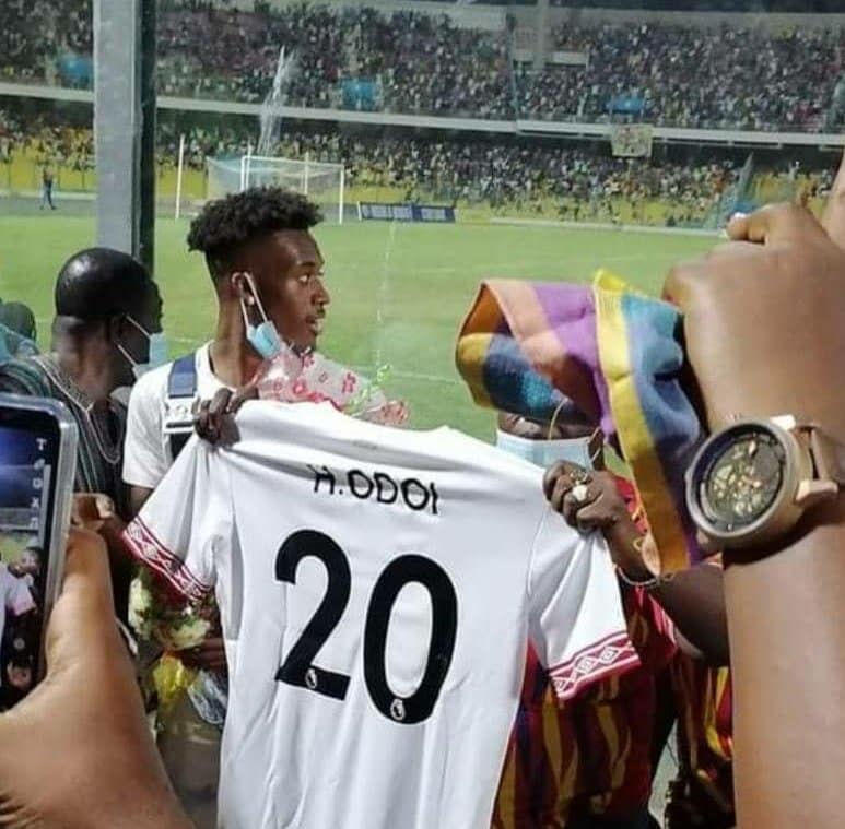Hudson-Odoi receives customized Hearts of Oak jersey at GaMashie Derby