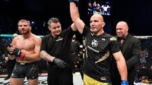 Glover Teixeira defeats Jan Blachowicz To Win The light Heavyweight Championship.