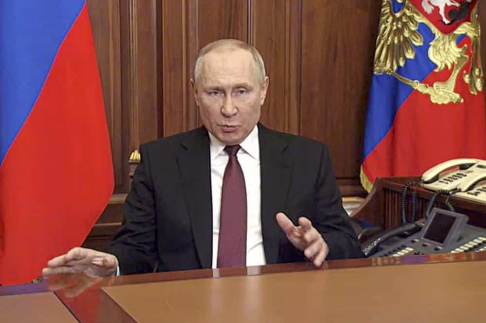 UK Prime Minister David Cameron labels Putin a "dictator" 