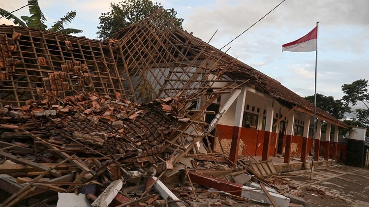 Indonesia Earthquake kills 162 and injures hundreds