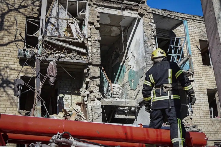 1 dead after Russian missile hits Ukrainian apartment building