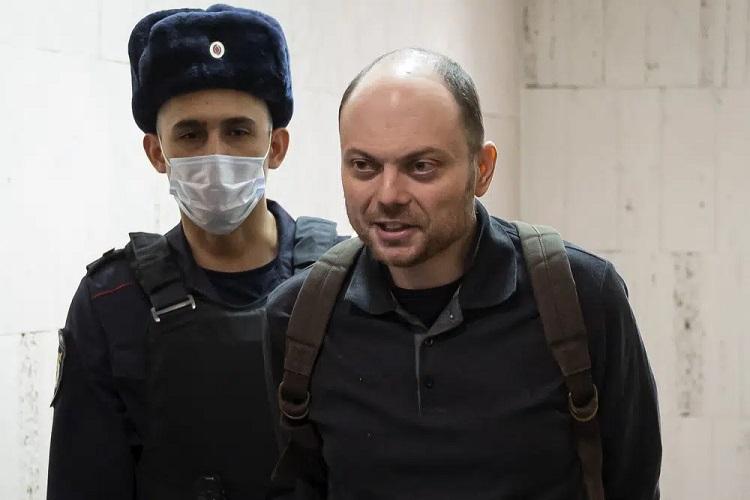 Russia: Top Kremlin critic convicted of treason, given 25 years