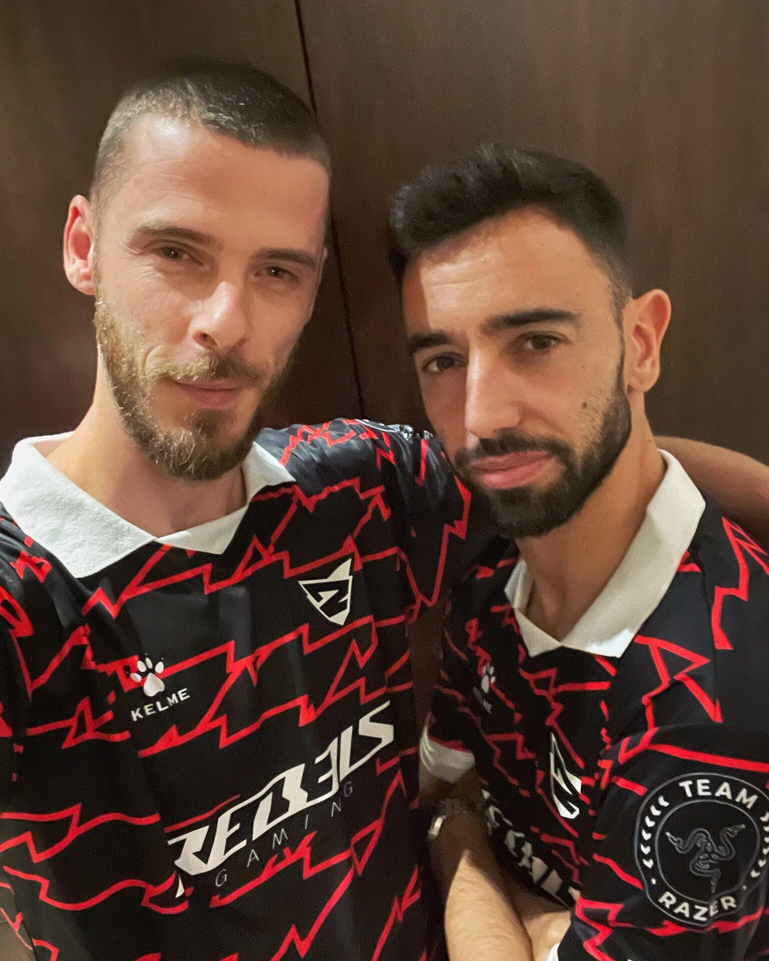 Fans' Emotional Appeal: De Gea's Reunion with Fernandes Sparks Calls for a Heroic Return to Manchester United"