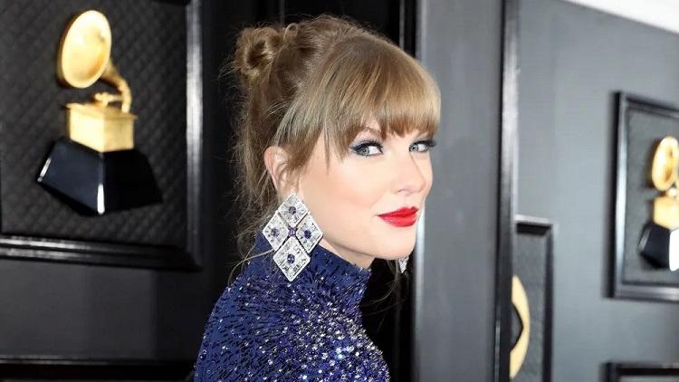 Taylor Swift Officially Becomes a Billionaire, see her net worth, from your best entertainment website, Townflex