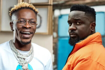 In a surprising turn of events, Charles Nii Armah Mensah, better known as Shatta Wale, has ignited a heated online feud by launching an unprovoked attack on fellow Ghanaian artist Sarkodie and his fanbase.