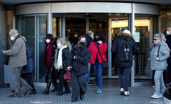 Spain Reinstates Mandatory Masks in Hospitals Amidst COVID-19 and Flu Surge