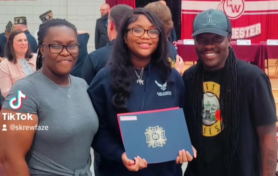Skrewfaze's daughter enlists in the US Army