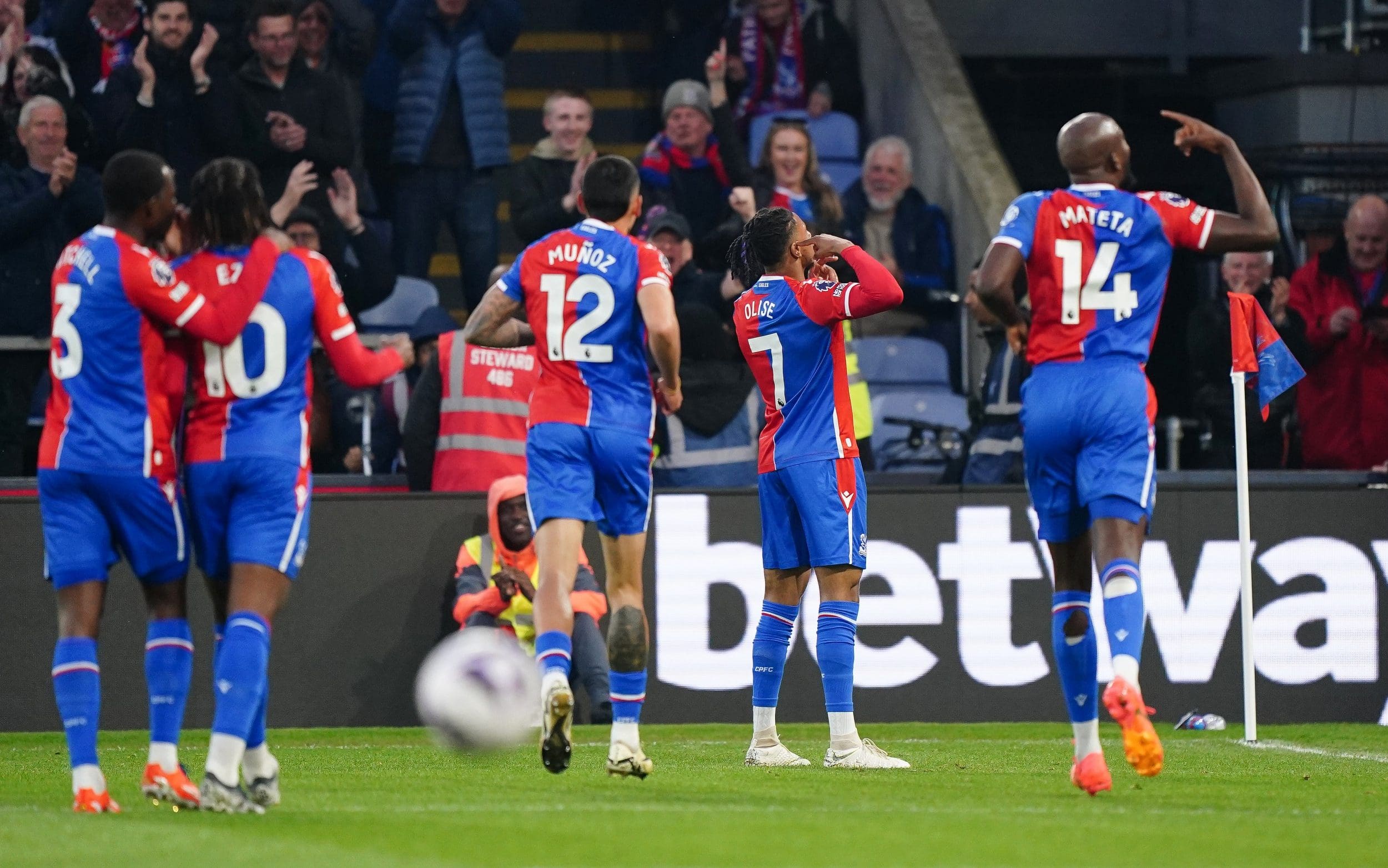 Crystal Palace Crush Manchester United 4-0 at Selhurst Park 3 Crystal Palace Crush Manchester United 4-0 at Selhurst Park