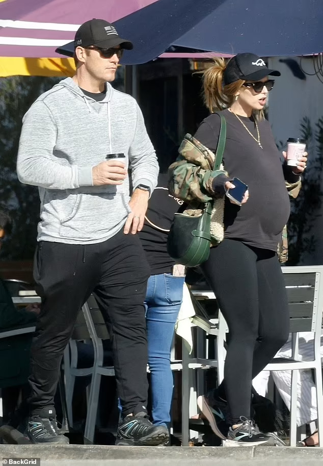 Chris Pratt and Katherine Schwarzenegger Enjoy Outing as They Await Baby No. 3 3 Chris Pratt and Katherine Schwarzenegger Enjoy Outing as They Await Baby No. 3