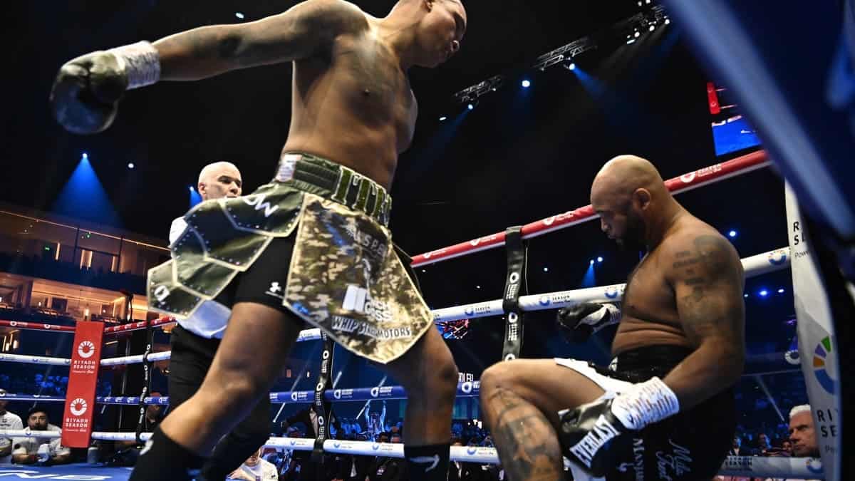 Clarke Suffers Defeat as Wardley Retains British Heavyweight Title