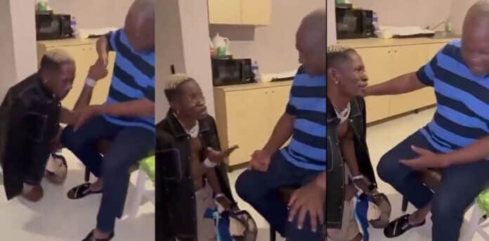 Shatta Wale Kneels And Apologizes To Mahama