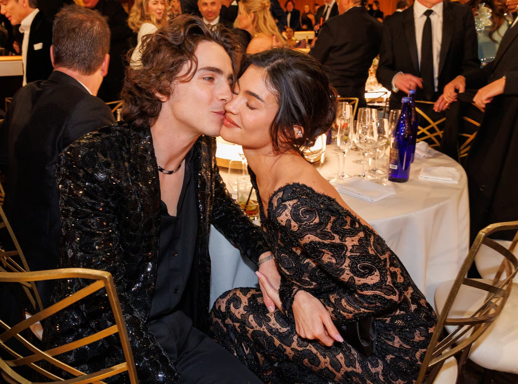 Kylie Jenner and Timothée Chalamet Spotted on Rare Dinner Date in NYC 2 Kylie Jenner and Timothée Chalamet Spotted on Rare Dinner Date in NYC