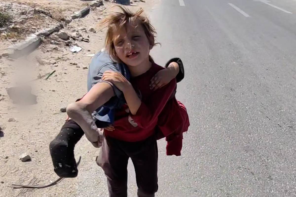 TEARS! Palestinian Girl Carries Injured Sister to Safety in Gaza (+VIDEO)