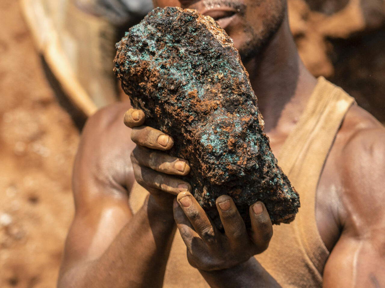 Congo Accuses Apple of Profiting from Illegal Mineral Trade, Files Criminal Suit 2 Congo Accuses Apple of Profiting from Illegal Mineral Trade, Files Criminal Suit