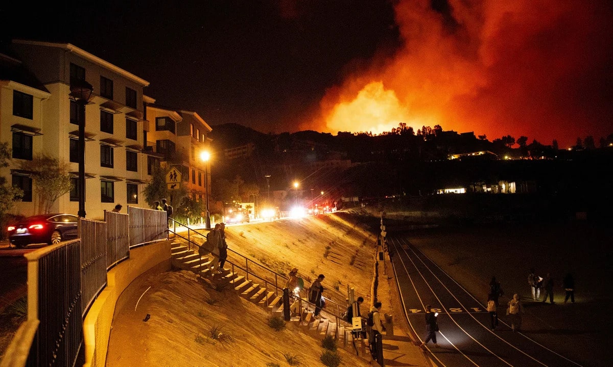 California Wildfires Force Mass Evacuations as Flames Threaten Celebrities and Residents 2 California Wildfires Force Mass Evacuations as Flames Threaten Celebrities and Residents