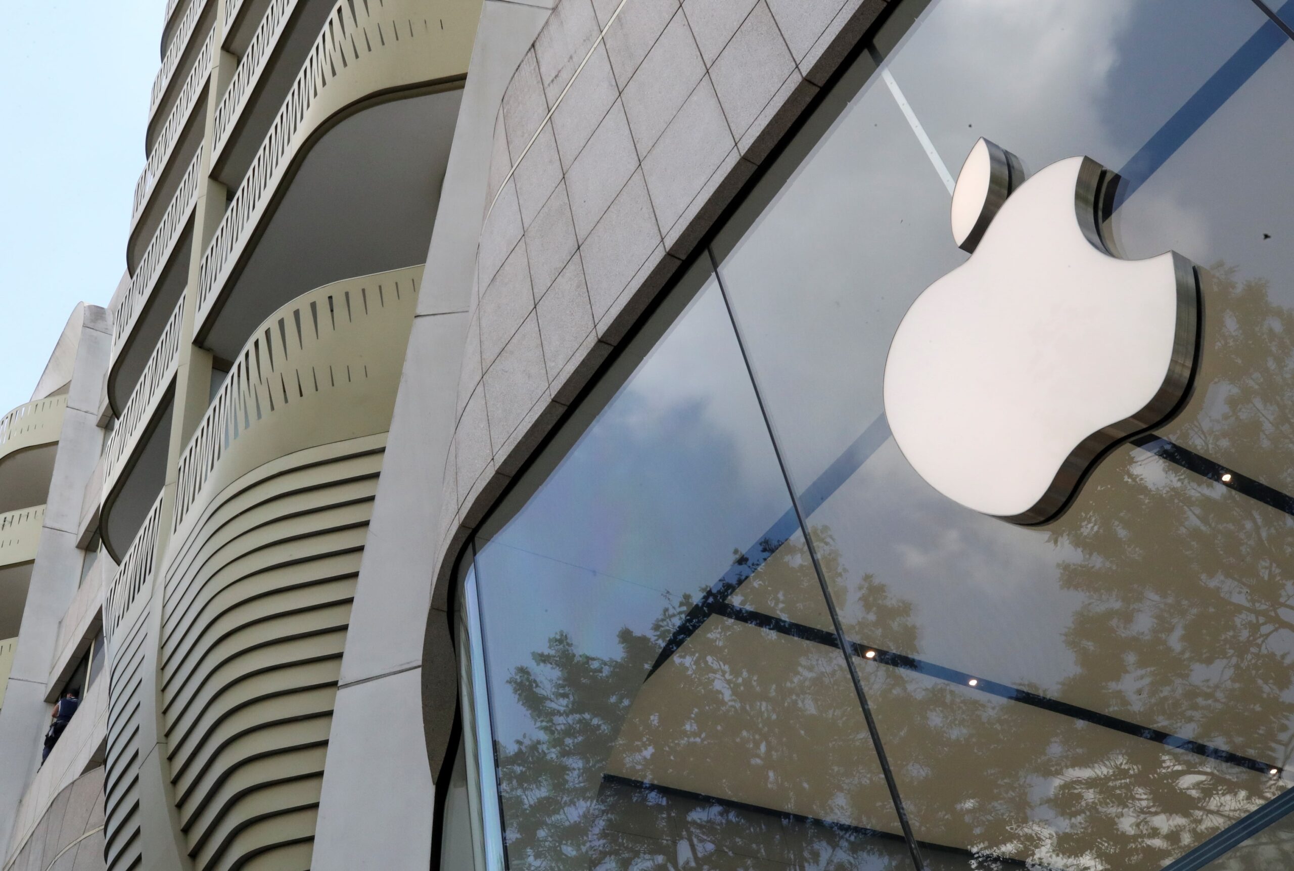 Billion-Pound Lawsuit Against Apple Begins in UK Over App Store Monopoly