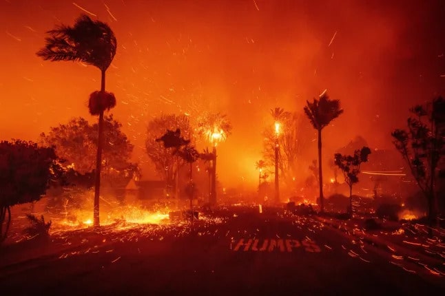 California Wildfires Force Mass Evacuations as Flames Threaten Celebrities and Residents 3 California Wildfires Force Mass Evacuations as Flames Threaten Celebrities and Residents