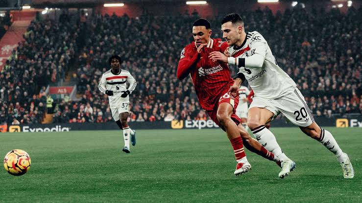 Arne Slot Praises Dalot and Fernandes in Thrilling 2-2 Draw