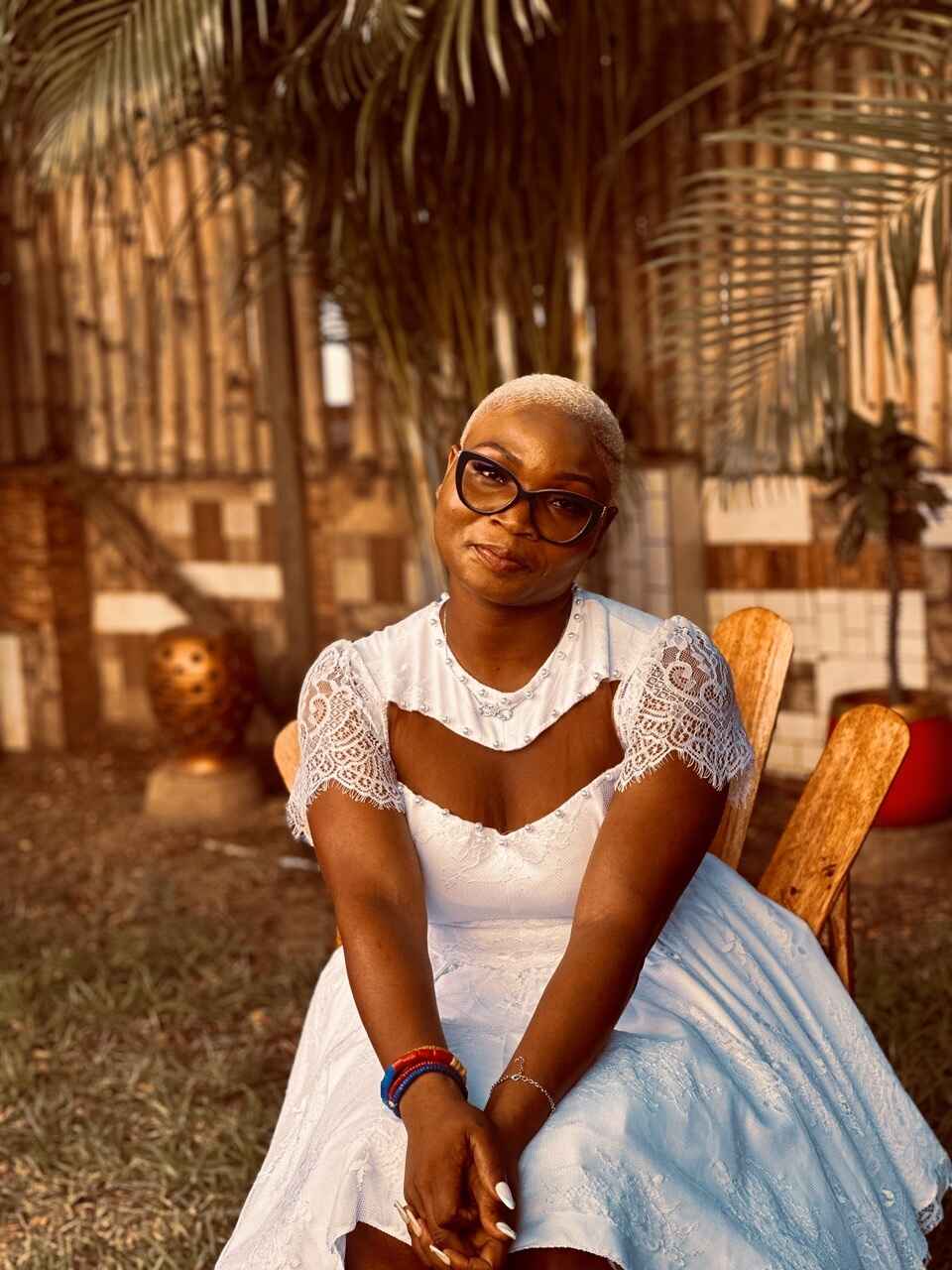 LISTEN: Queen Eyram delivers full therapy on new single “Blewu” (Acoustic live) 2 Elorm Beenie introduces New Singer, Queen Eyram, with debut single "Blewu"