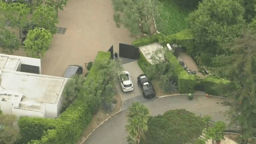 Man Arrested After Crashing Into Jennifer Aniston’s Bel Air Home Gate 2 Man Arrested After Crashing Into Jennifer Aniston’s Bel Air Home Gate