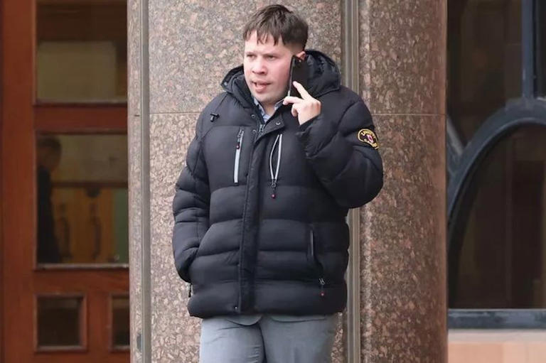 Man Sets His Own House on Fire Twice in One Night to Watch Firefighters Work 2 Man Obsessed with Firefighters Sets Fire to His Own Home Just to See His Idols