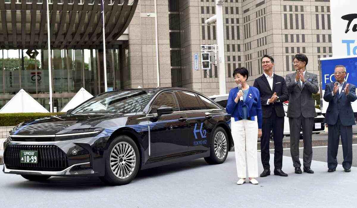 Tokyo's 2027 Hydrogen Taxis to pickup passengers
