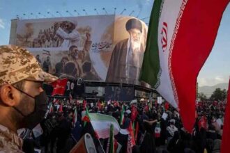 US Bombs Iranian Island as Tehran Threatens to Block Global Energy Routes 2